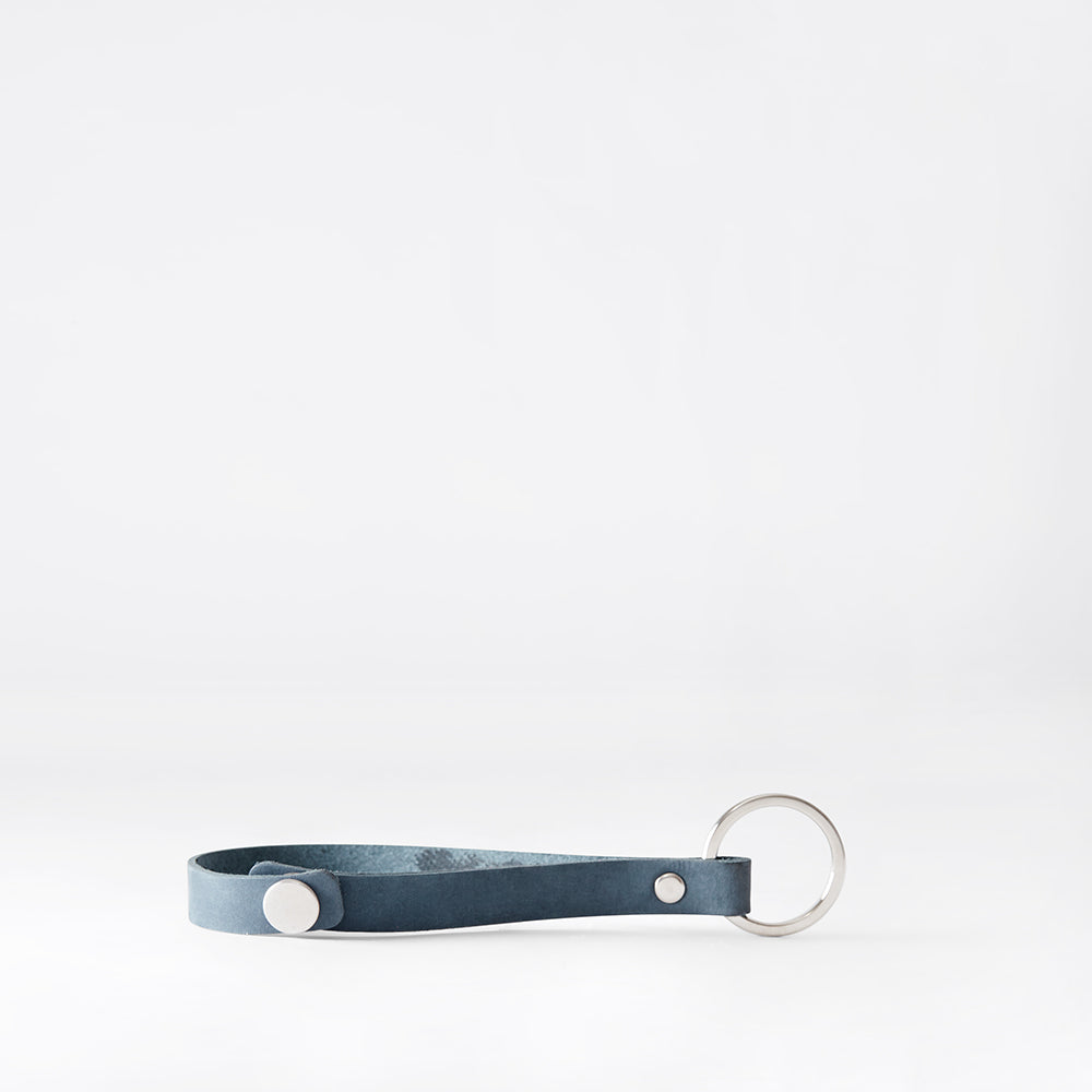 Björk Short Keystrap i Oily Navy Nubuckläder