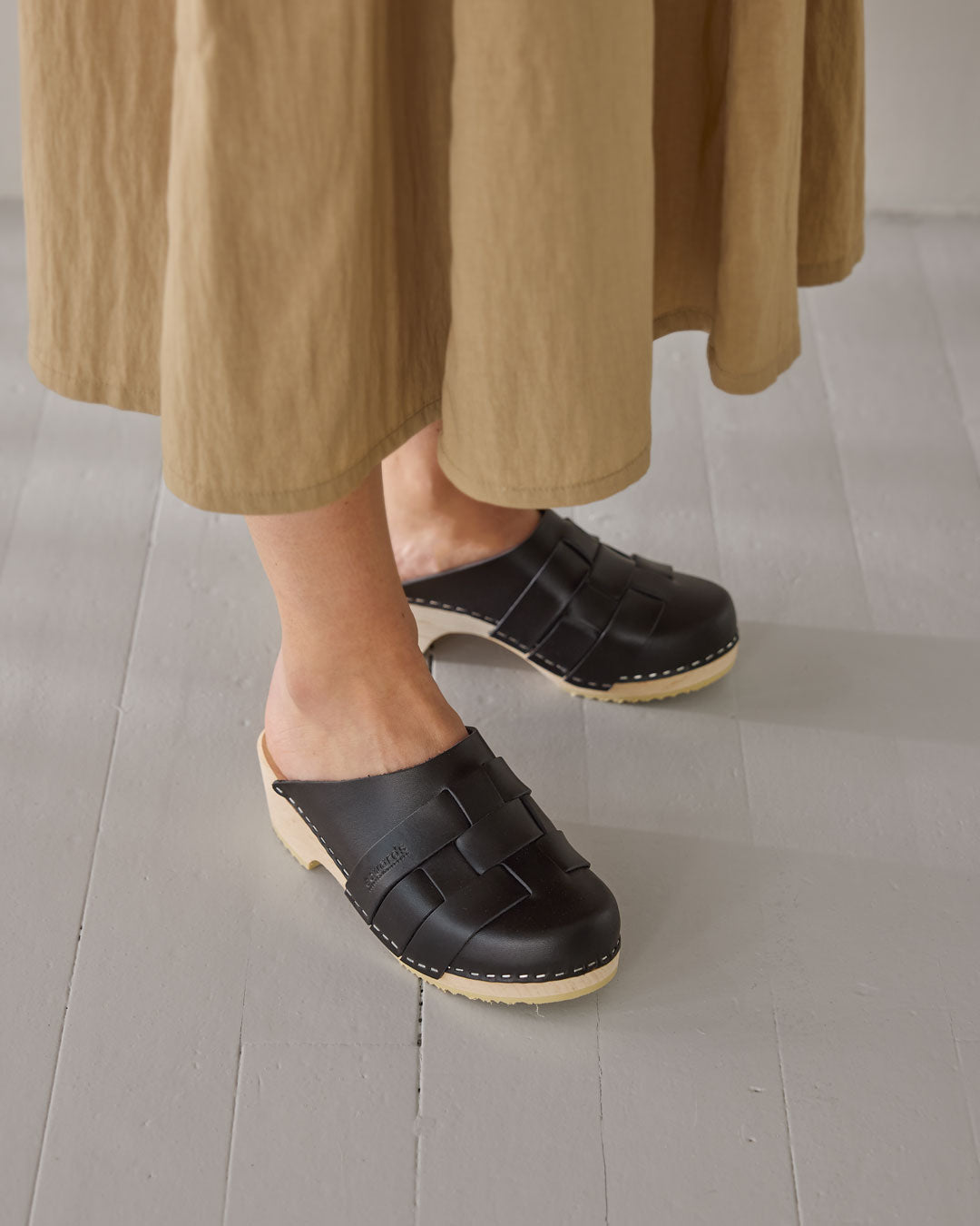 Näver Clog Low i Svart läder