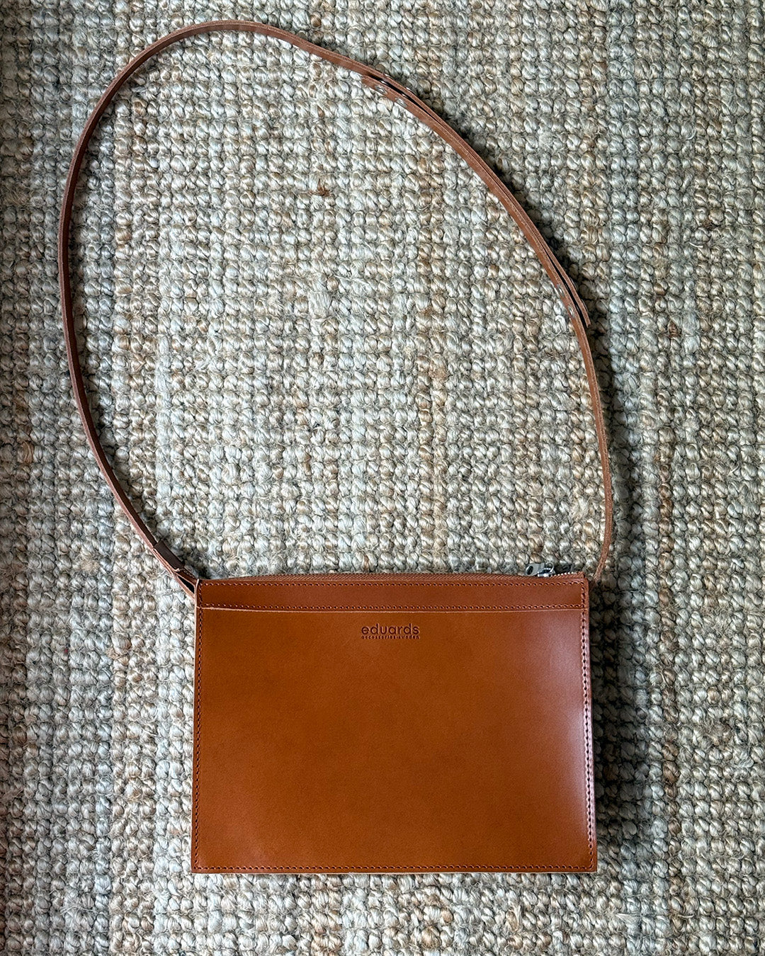 EVERGREENS SmCo // NÄVER SMALL SHOULDER BAG IN COGNAC LEDER