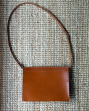 EVERGREENS SmCo // NÄVER SMALL SHOULDER BAG IN COGNAC LEDER