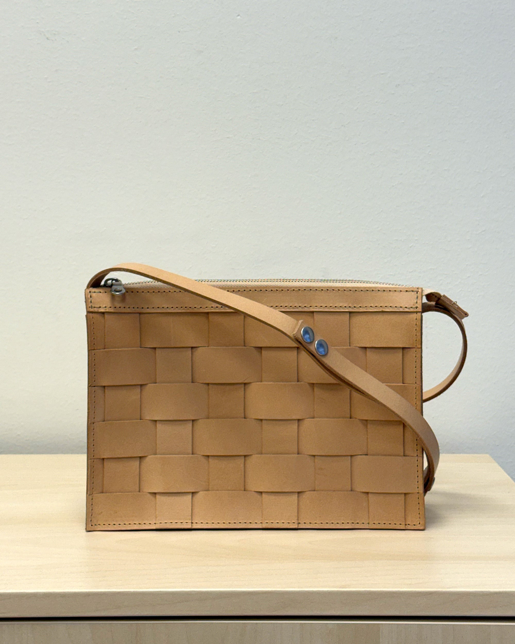 MARKET SMNA1 // NÄVER SMALL SHOULDER BAG IN NATURAL LEATHER
