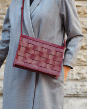 Näver Small Schultertasche in Berry Leder